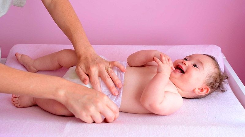 Những lưu ý quan trọng khi vệ sinh vùng kín cho bé gái sơ sinh