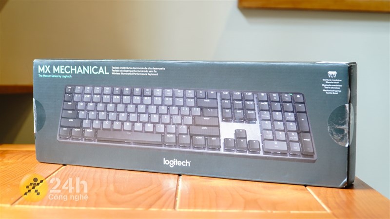 Hộp đựng bên ngoài của Logitech MX Mechanical có tông màu xám là chủ đạo.