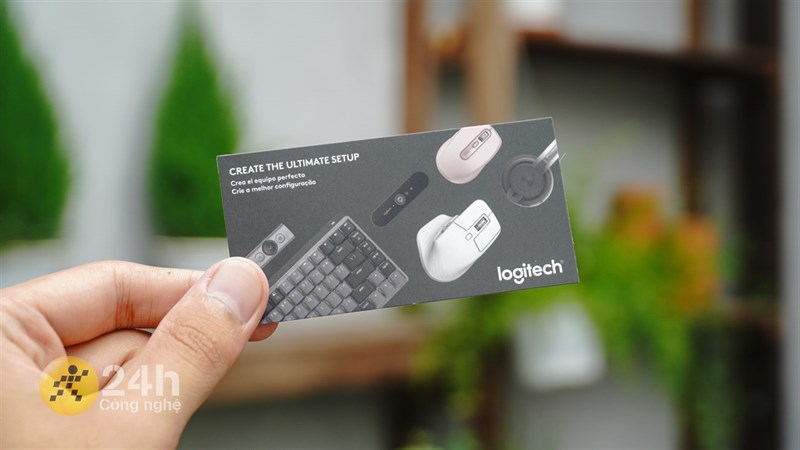 Bên trong hộp có card visit của Logitech.