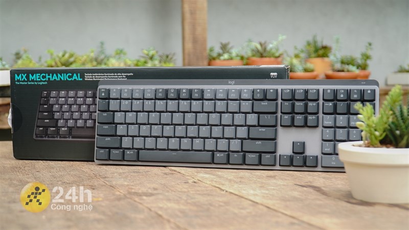 Logitech MX Mechanical sở hữu phong cách thiết kế tối giản cùng thân hình cực kỳ gọn nhẹ.