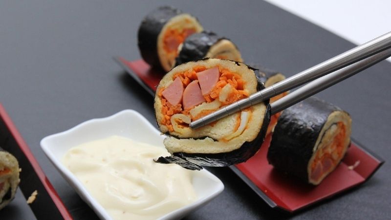 Cơm cuộn rong biển (kimbap) chấm sốt mayonnaise