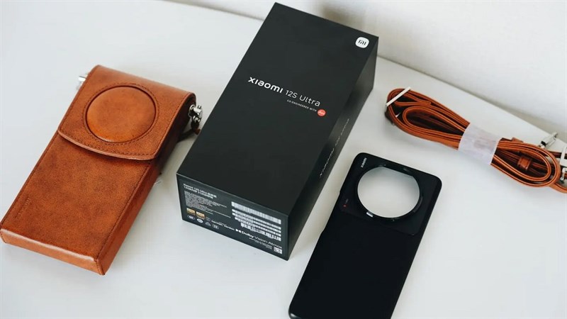 Khi đặt mua Xiaomi 12S Ultra phiên bản giới hạn, bạn sẽ được tặng kèm ốp lưng và túi đựng điện thoại, cùng một số những món quà tặng khác