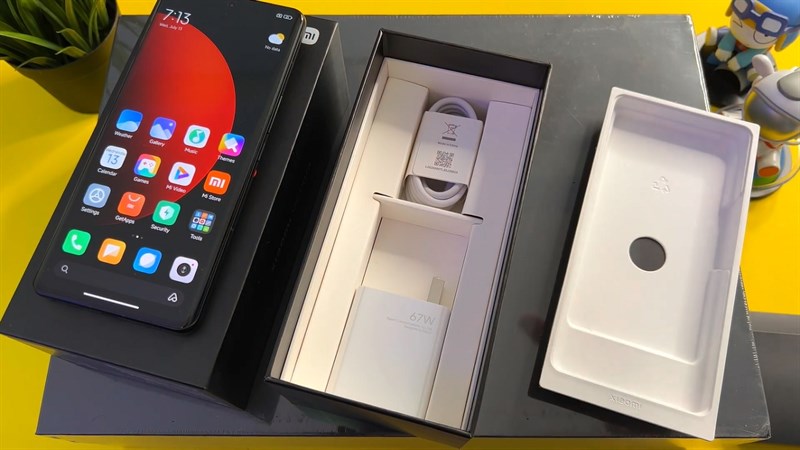 Bên trong hộp, Xiaomi 12S Ultra sẽ được tặng kèm theo một bộ sạc có công suất 67 W