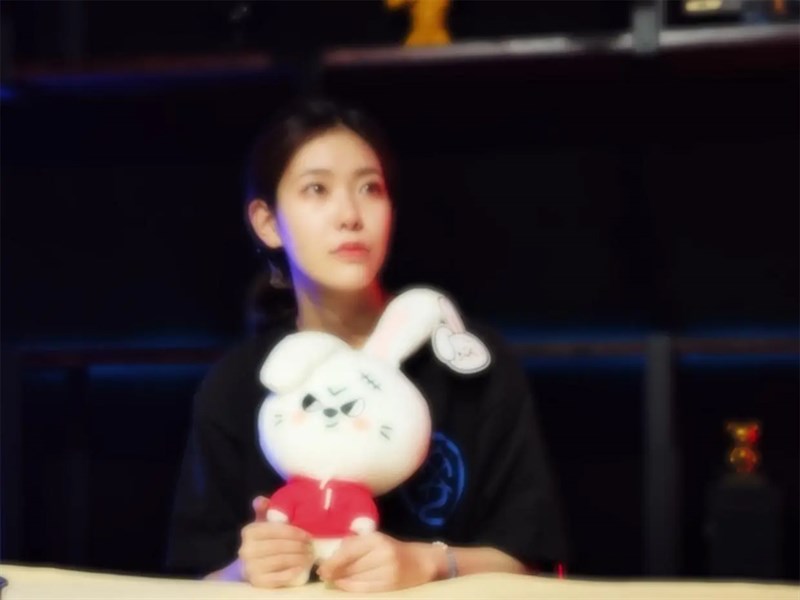 Ảnh chụp chân dung trên Xiaomi 12S Ultra với chế độ làm mờ bố cục