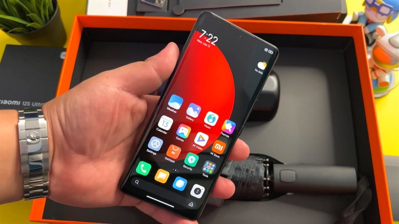 Xiaomi 12S Ultra được trang bị màn hình AMOLED LTPO 2.0 với độ phân giải 2K, tần số quét 120 Hz