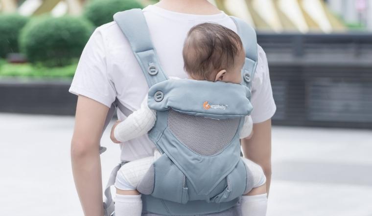 Cách chọn địu cho bé theo tháng tuổi không phải bố, mẹ nào cũng biết