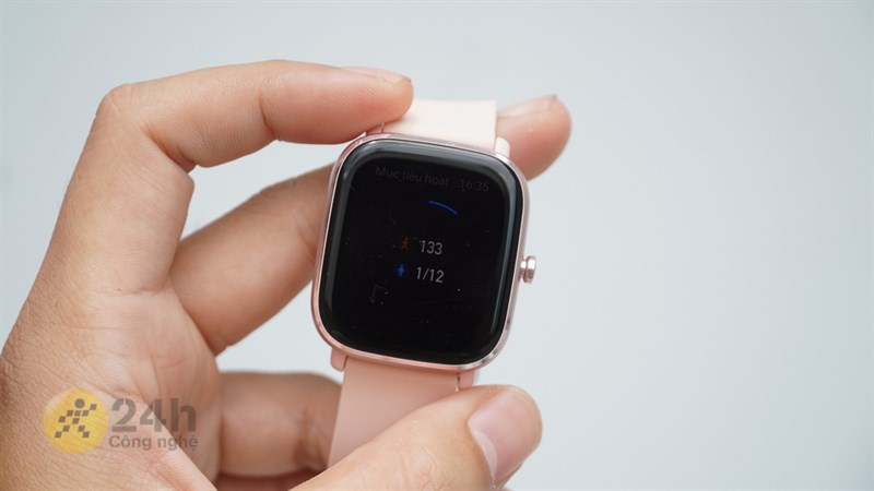 Amazfit GTS 2 mini sở hữu kính cường lực Gorilla Glass 3 giúp bạn an tâm trong những tình huống va đập