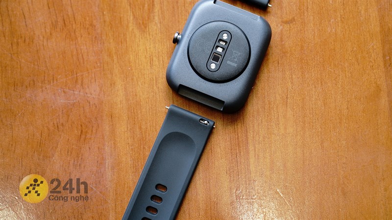 Cả 2 đều được trang bị dây silicone đem đến cảm giác dễ chịu khi đeo và có thể thay thế dễ dàng