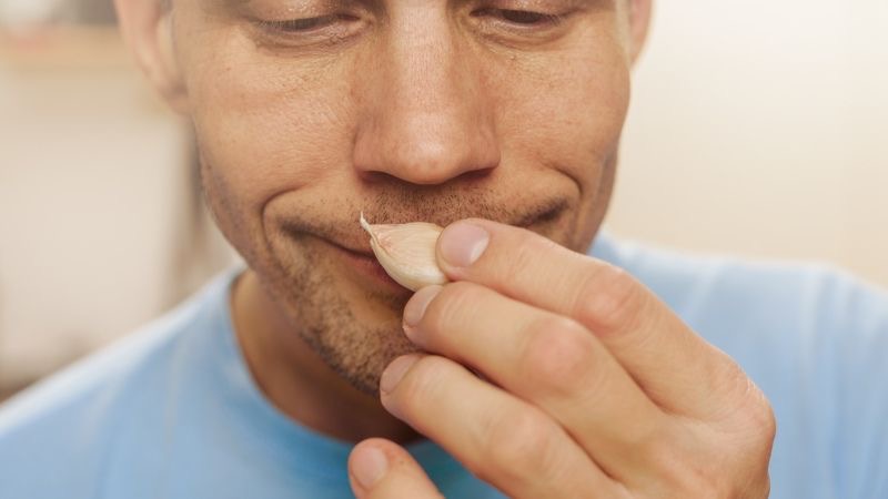 Các chuyên gia khẳng định việc nhét tỏi vào mũi không thể trị viêm xoang