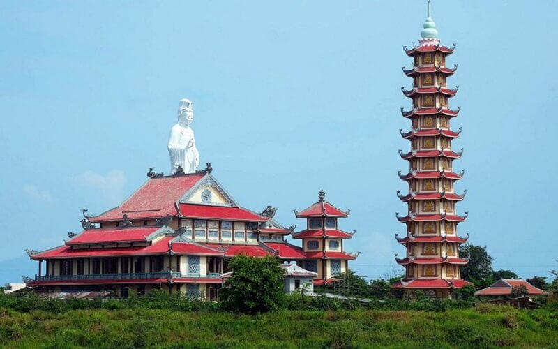 Tượng Quan Thế Âm tại chùa được xem là tượng Quan Âm cao nhất Việt Nam