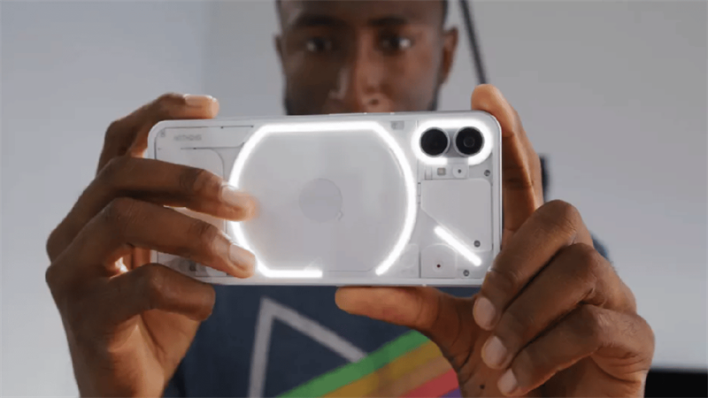 Nothing Phone (1) có thiết kế khá lạ và kén người dùng