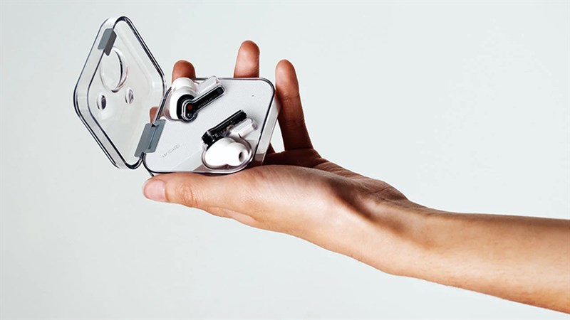 Chiếc tai nghe Nothing Ear (1) cũng có vẻ ngoài trong suốt và hộp sạc cũng trong suốt luôn