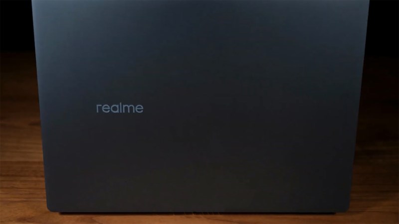 Mặt trước của Realme đơn giản với logo hãng và bề mặt được hoàn thiện theo dạng nhám 