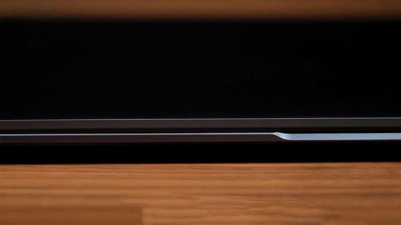 Phía trước của Realme Notebook Air có khu vực được vát cong vào trong giúp tạo điểm tựa nhằm mở máy dễ dàng hơn