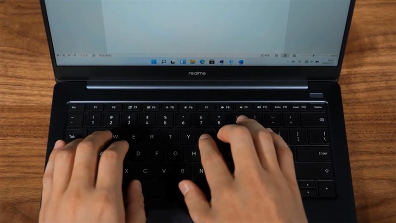 Realme Notebook Air được trang bị nút nguồn tích hợp cảm biến vân tay nằm tách biệt so với bàn phím