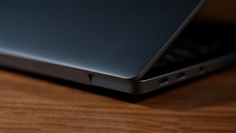 Các góc cạnh của Realme Notebook Air được gia công CNC tỉ mỉ và có hơi thuôn nhọn về phía trước