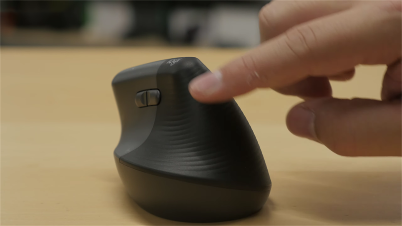 Trên tay chuột Logitech Lift: Thiết kế công thái học, pin dùng 2 năm và giá chỉ 1.64 triệu*