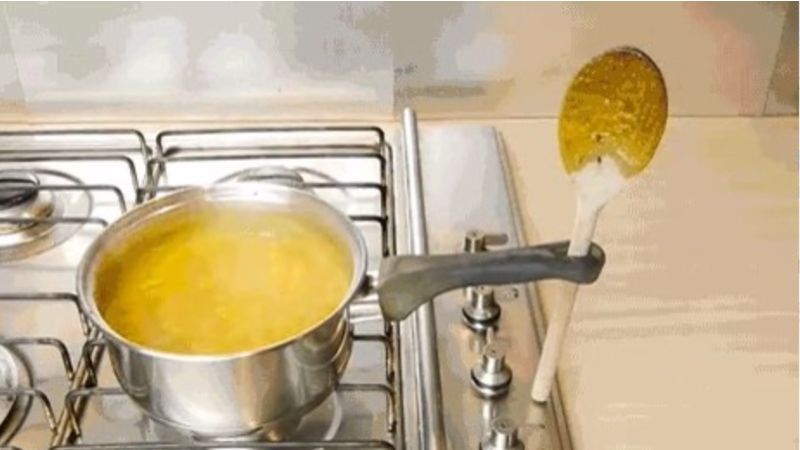 Squeeze the spoon on the pot handle