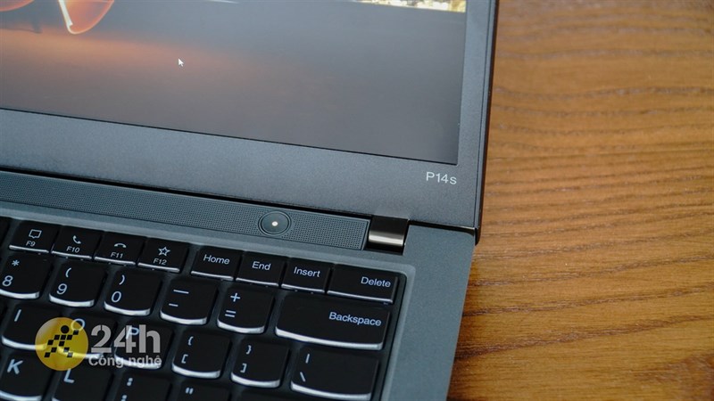 Bản lề của ThinkPad P14s G2 được làm từ thép để gia tăng độ bền bỉ cho máy. Bản lề của ThinkPad P14s G2 được làm từ thép để gia tăng độ bền bỉ cho máy.