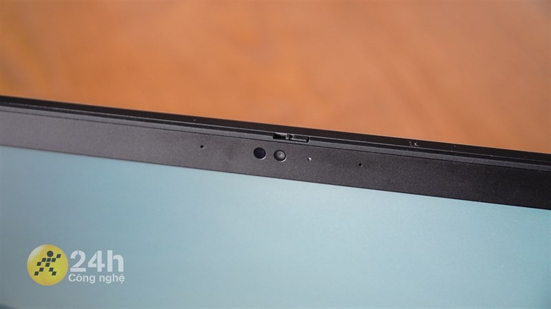 Máy cũng có cả thanh gạt riêng tư ThinkShutter cùng hệ thống cảm biến hồng ngoại phục vụ tính năng nhận diện khuôn mặt. Máy cũng có cả thanh gạt riêng tư ThinkShutter cùng hệ thống cảm biến hồng ngoại phục vụ tính năng nhận diện khuôn mặt.