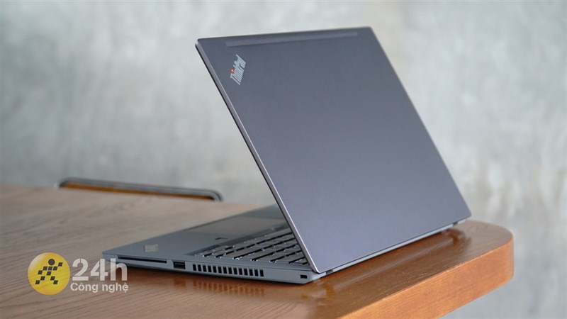 Mặc dù vậy thì ThinkPad P14s G2 vẫn có những điểm nhấn riêng và đó chính là tông màu xám của máy. Mặc dù vậy thì ThinkPad P14s G2 vẫn có những điểm nhấn riêng và đó chính là tông màu xám của máy.