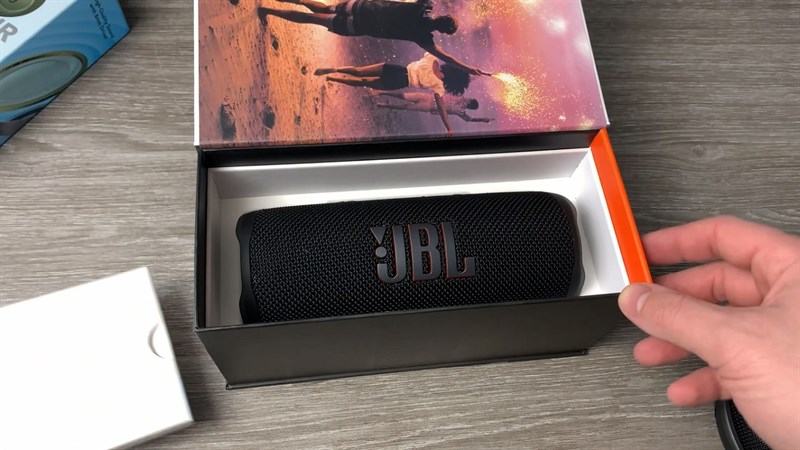 Bên trong là nhân vật chính của chúng ta - loa JBL Flip 6