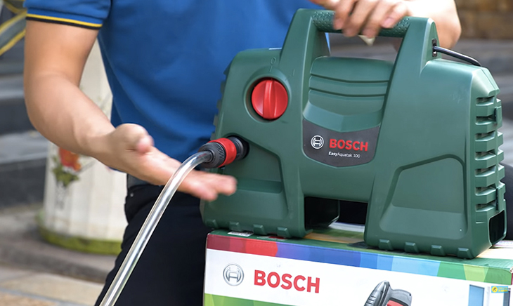 Cách chọn mua máy rửa xe - 5 tiêu chí cần lưu ý chọn mua bạn cần biết > Máy phun xịt rửa áp lực cao Bosch Easy AQT 100 dùng mô tơ chổi than