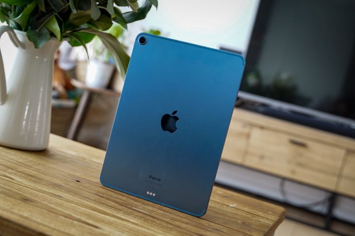 Có nên mua iPad Air 5? Đánh giá iPad Air 5 (2022) cực đáng trông đợi > Trọng lượng iPad Air 5