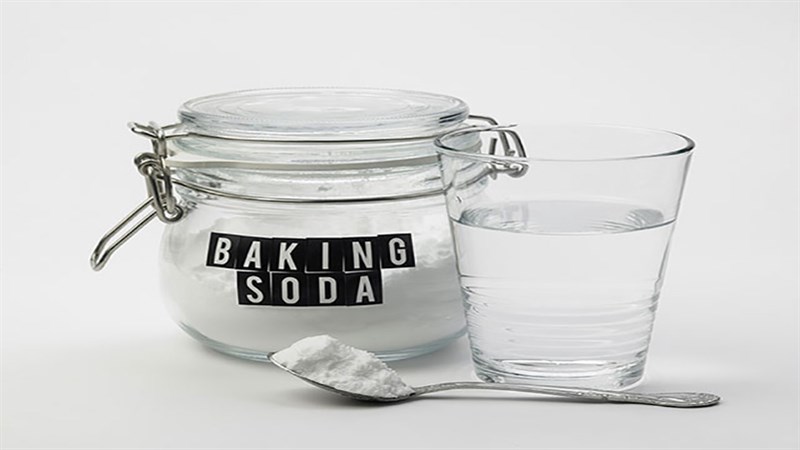 Súc miệng bằng baking soda trị nhiệt miệng