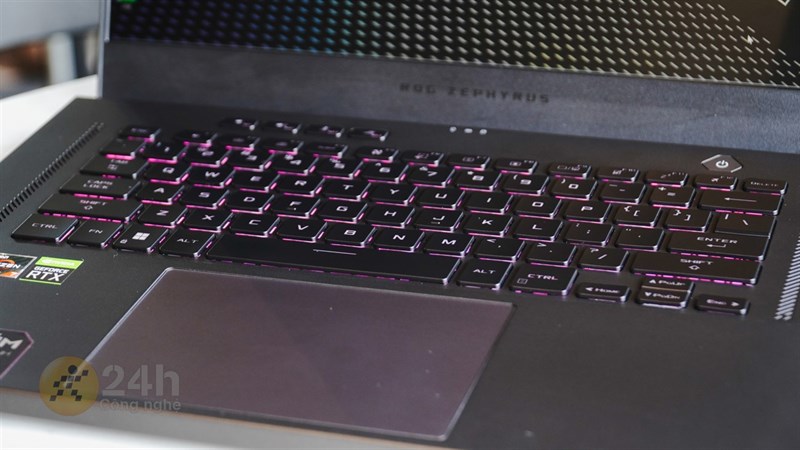 Bàn phím của ROG Zephyrus G15 có hỗ trợ đèn LED RGB toàn vùng.
