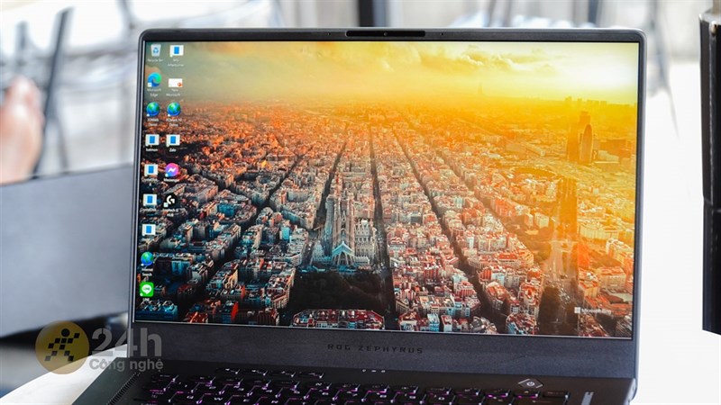 Màn hình của Zephyrus G15 nổi bật với độ phân giải 2K cùng tốc độ làm tươi 240 Hz.