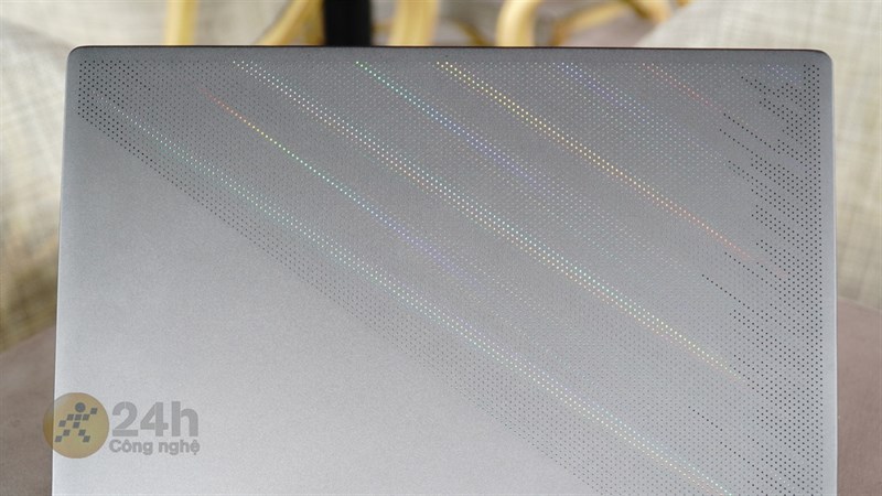 Cận cảnh mặt A của ROG Zephyrus G15.
