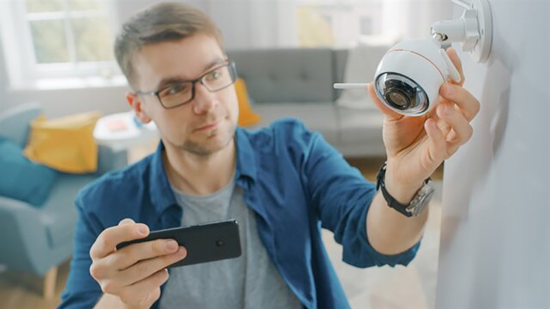 Hình ảnh minh họa người dùng lắp đặt camera Hình ảnh minh họa người dùng lắp đặt camera