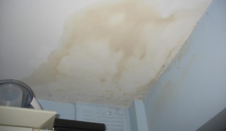 Cách xử lý tường nhà, trần nhà bong tróc, thấm nước sau mưa lớn