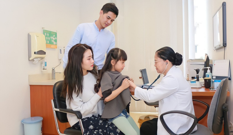 Bé suýt bị hoại tử tay vì tin tưởng đắp lá thuốc của thầy lang