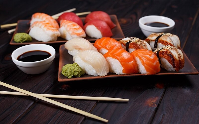 Khi ăn sushi thì nguyên liệu như hải sản phải rửa kỹ