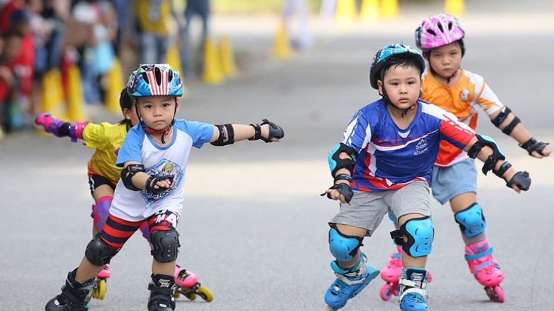 Cách trượt trên giày patin