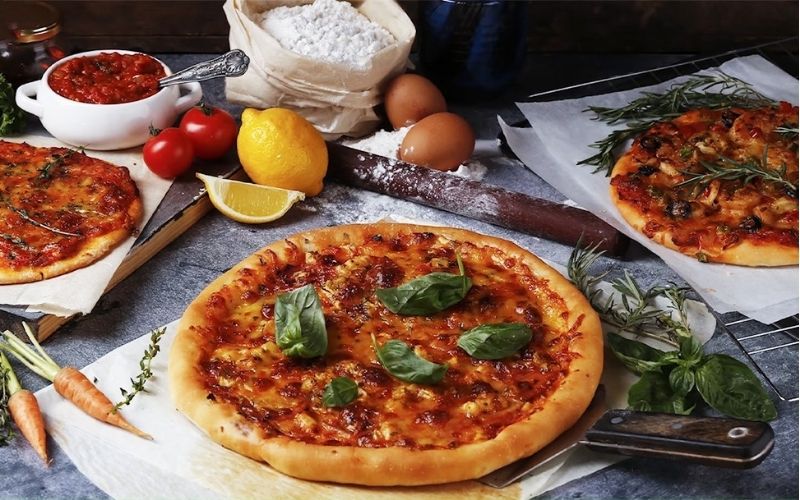 Món pizza hawaii trở nên hấp dẫn hơn khi được dùng cùng một ly nước ngọt sảng khoái