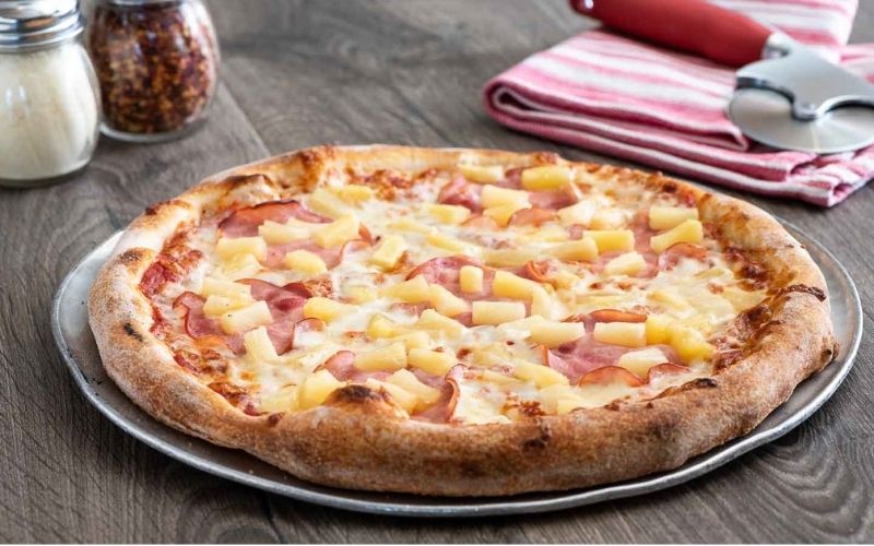 How to make a simple Hawaiian pizza for the weekend