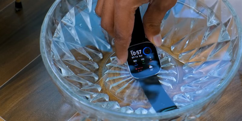 Amazfit GTS 4 Mini được trang bị chuẩn kháng nước 5 ATM