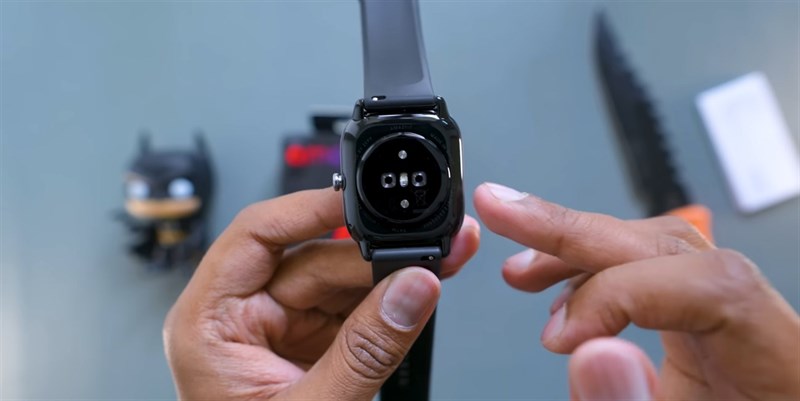 Mặt đáy của Amazfit GTS 4 Mini là nơi chứa hệ thống cảm biến và chân sạc