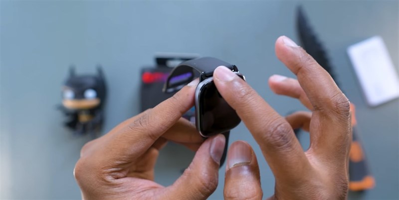 Amazfit GTS 4 Mini sở hữu mặt vuông cùng phần viền kim loại trông rất sang trọng