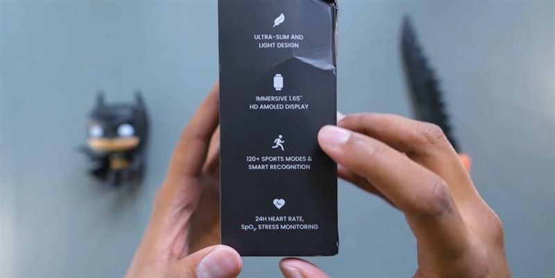 Cạnh trái hộp đựng của Amazfit GTS 4 Mini có in một số tính năng nổi bật