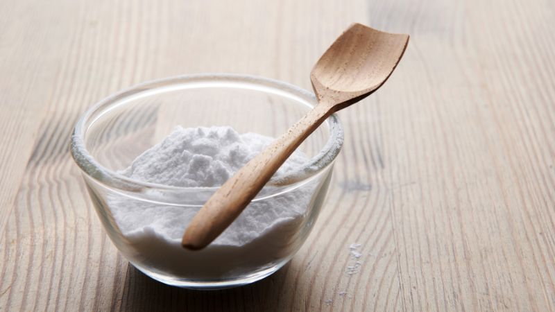 Cho một lượng baking soda vừa đủ vào một cái chén rồi cho giấm vào trộn đều