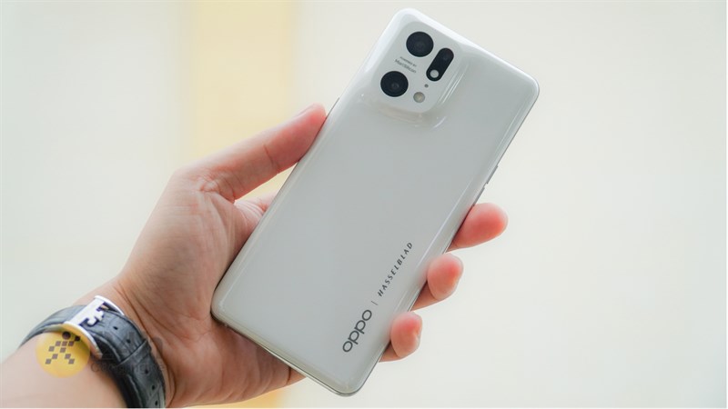 Mặt lưng gốm không những tăng độ bền bỉ mà còn cho máy một vẻ ngoài cực kỳ sang trọng. 