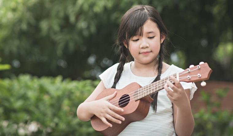 6 lợi ích không ngờ đến khi cho trẻ học đàn ukulele