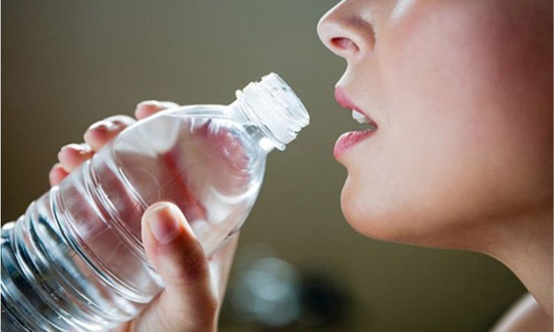 Uống nhiều nước sau khi nhổ răng