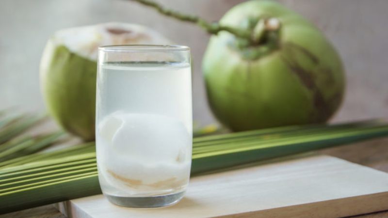 Nước dừa không chỉ có tác dụng giải khát mà còn giúp giảm đau bụng