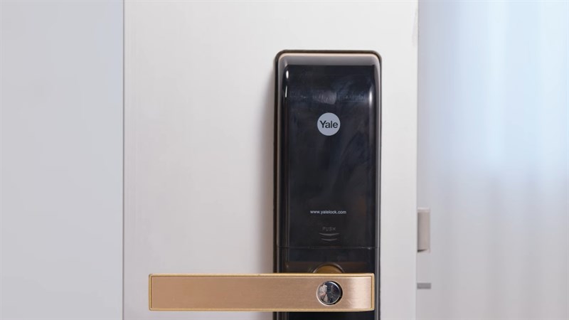 Khóa điện tử Yale sẽ phát ra âm thanh báo động khi bị kẹt hay tác động bởi lực mạnh. Khóa điện tử Yale sẽ phát ra âm thanh báo động khi bị kẹt hay tác động bởi lực mạnh.