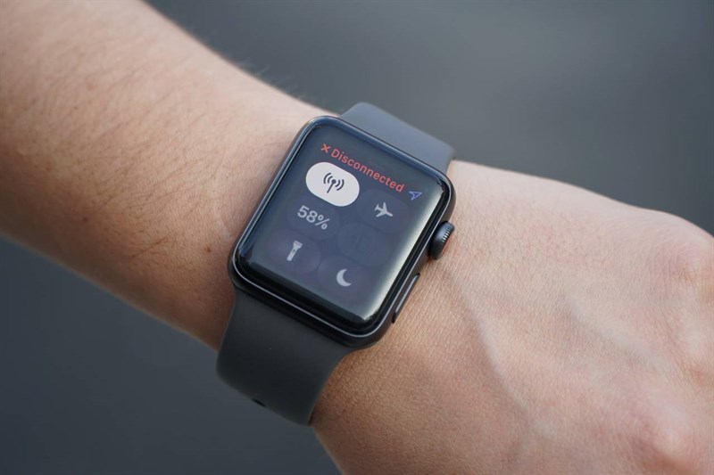 Dây đeo silicone của Apple Watch S3 cho người dùng cảm giác đeo thoải mái và chắc chắn. Nguồn: The Wall Street Journal